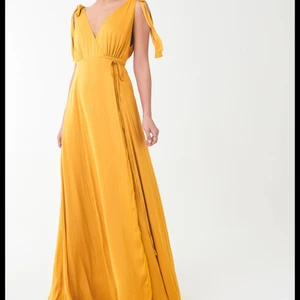 Gul långklänning💛 - Säljer denna suuperfina gula långklänning (perfekt för balen)!! Aldrig använd och har prislapp kvar!!💛💛💛 utgångspris: 699kr