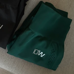 Träningstights från ICIW - Träningstights från märket ICIW, köpta av en tjej på fb, men säljer då de var lite för tighta för mig. Var väldigt många som skrev på förra därav har jag valt att starta budgivning på båda ❤️