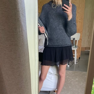 Zara kjol - Säljer denna jättefina kjol med inbyggda shorts från zara i storlek S💞 den är knappt använd och är i väldigt bra skick!