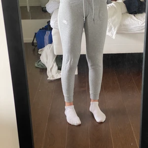 Nike mjukisbyxor  - Gråa mjukisbyxor från Nike. Vit litet märke på vänster ben. Slim modell i mycket bra skick. 