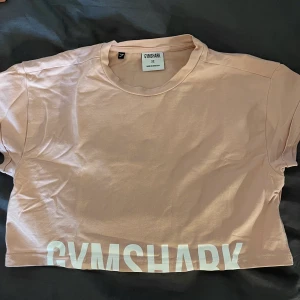 Gymshark, Fraction Crop Top - Jag säljer denna crop top fråm Gymshark, den är ljusrosa/beige och är i fint skick. Använd fåtal gånger
