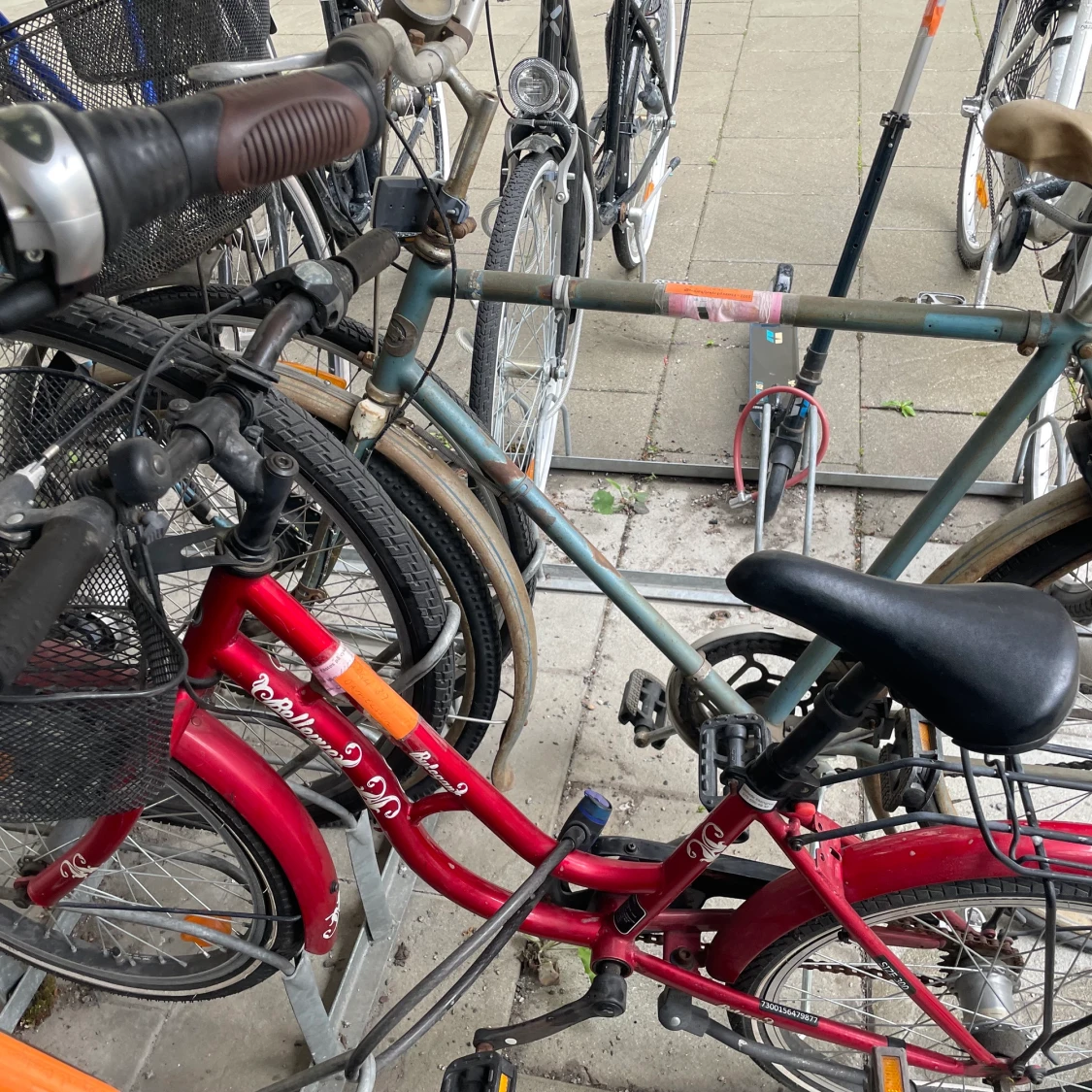 3 barncyklar 20-24 tum 1 Tiga sparkcykel  - 91