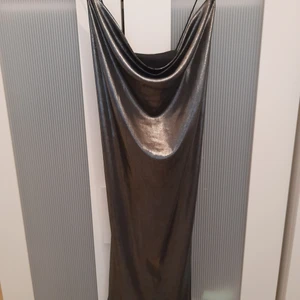 Silverklänning - Silvrig klänning, löst sittande med djup, lös byst