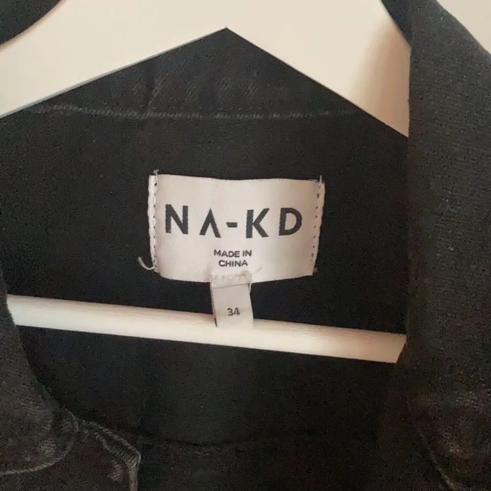 En svart croppad jeansjacka från NA-KD som jag knappt aldrig använt.. Jackor.