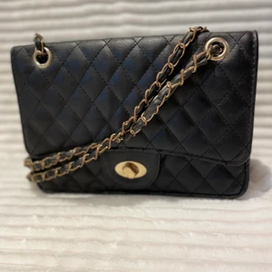 Ur&Penn väska - Fin svart väska med guld detaljer från Ur&Penn!💕