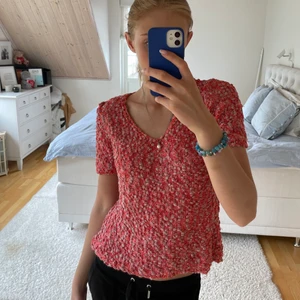 Sommartopp - Supersnygg tröja, speciellt nu inför sommaren! Rosa glittrig och bra skick. Skriv för fler bilder, köparen står för frakten💗 (det står ingen storlek men skulle tro S)