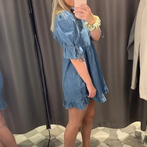 Klänning & Other stories - Klänning i denim från &other stories. Använd en gång, som ny. 