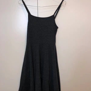 Mörkgrå klänning  - Söt mörkgrå klänning