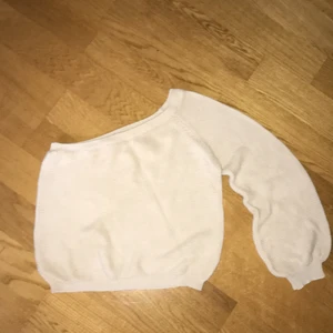 enärmad tröja - Enärmad beige stickad tröja från NAKD. 