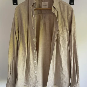 Beige oxfordskjorta - Skön skjorta från a days march, bara använd en gång. 