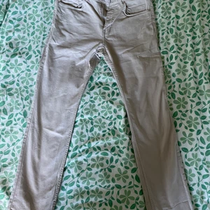 Beige jeans från H&M - Knappt använda, bra skick. Dem passar mig inte längre.