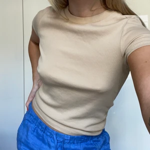Beige topp från Monki - Fint skick! Beige tight topp från Monki! Storlek XS! 