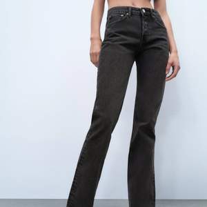 Grå jeans från zara i modellen mid rise straight leg! Storlek 36, 150kr+frakt
