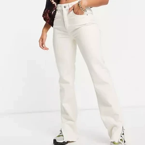 pull and bear  - gräddvita jeans som är för små för mig, fint skick💞