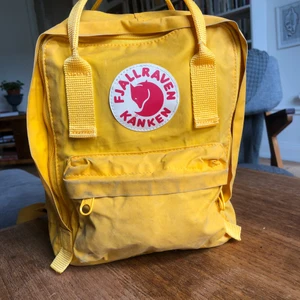 Gul kånken mini - Säljer denna gula kånken MINI! Den är använd, men fortfarande i gott skick. Lite skrynklig på bilderna eftersom den är ntyvättad. Skriv om du vill ha fler bilder! Bild 3 visar små hål i botten. Pris kan diskuteras! Nypris: 899 kr