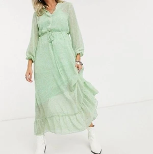 blommig klänning - jättefin blommig klänning från only, använd 1 gång💘