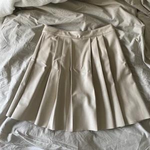 Kjol Zara - Beige skinn kjol från zara. Ifrån deras barnavdelning i storlek 13-14 år, 164cm. Brukar vanligtvis ha storlek S i kläder och är 162cm lång och den passar superbra i storleken🤩