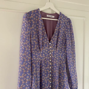 Adoore klänning - Säljer min lila adoore klänning med rosa mönster i storlek M (motsvarande strl 38) tyvärr bara använd en gång🍓 finns på hjorthagen annars står köparen för frakten🌸