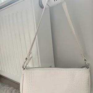 Handväska (vit) - En jätte fin och bra handväska till exempel sommaren. Nästan aldrig använd, säljer denna pågrund av att jag inte har någon användning till denna. Start bud 50kr. Nypris 199kr.💗💗