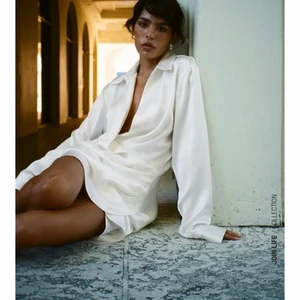 Ny satin klänning från zara - Helt ny klänning från zara endast testad i storlek xs säljer den för den är inte min stil och retur tiden har gått ut , bilden i rosa på klänningen är endast för visa hur den sitter på då de inte finns i vitt, kan bytas mot en annan klänning  nypris 399kr