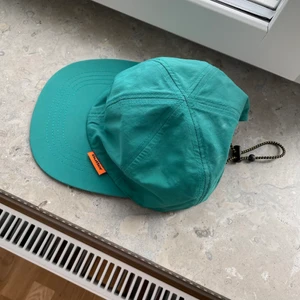 Butter Goods keps  - Reversible 6 Panel keps från Butter Goods. Alltså en keps som är vändbar, med en sida som är grön och en sida som är beige. Knappt använd, köparen står för ev frakt! 