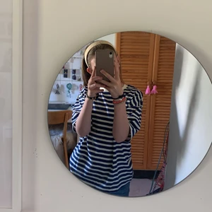 Zara - Säljer denna super snygga tröjan ifrån Zara. Beställde hem den i typ januari och använder inte den. ALDRIG ANVÄND prislappen sitter kvar köpt för 89 och säljer för samma pris då den e helt nyskick