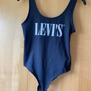 Levis body - Helt ny, oanvänd body från Levis. Storlek M.