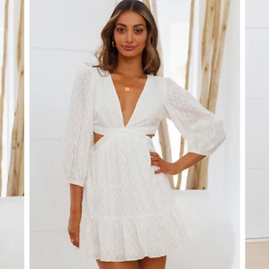 Student klänning  - Säljer denna superfina klänning från Dennis Maglic aldrig använd😍 nypris 899kr, köparen står för frakten💕