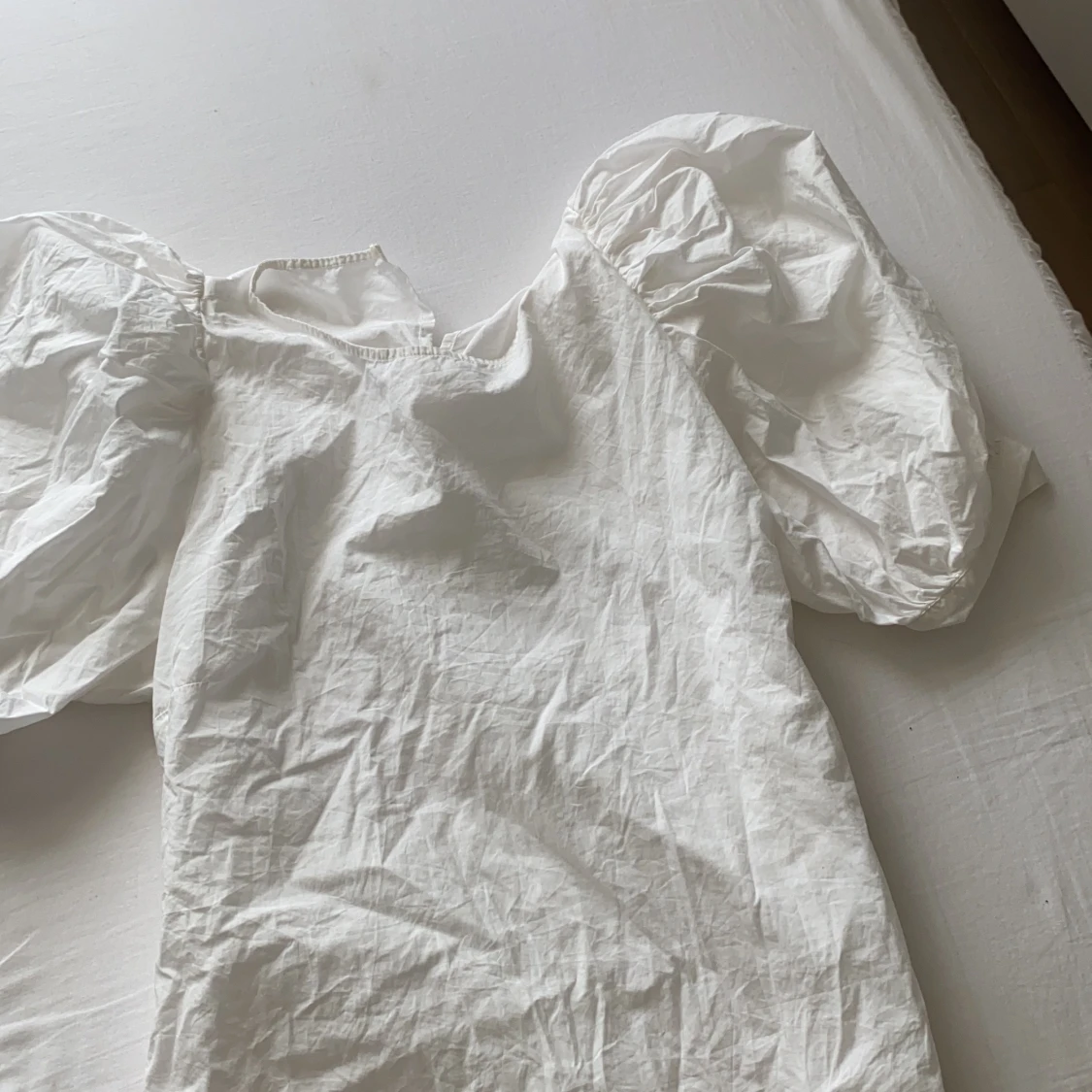 Vit topp/blus  med puffärm  - 91