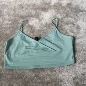 Topp - Säljer denna topp från shein för att den aldrig kommer till användning längre! Den är stor i storleken och skulle säga att den passar från M-L, kanske en liten XL 