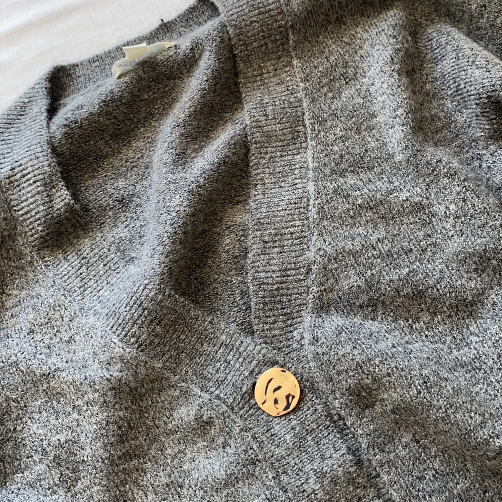 En jättefin stickad tröja från h&m! Älskar knapparna dem är så fina och lyxiga! . Stickat.