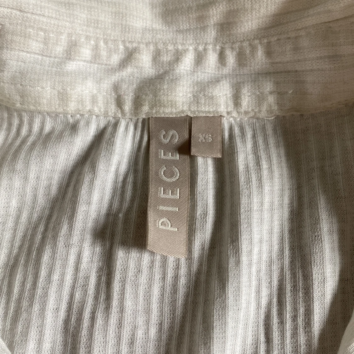 Vit tröja med krage från Pieces, storlek XS❤️ - 90