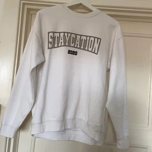 Tjocktröja strl S - Jätte fin och skön vit tjocktröja❤️ köpt från prettylittelthings, den är som ny!!☺️