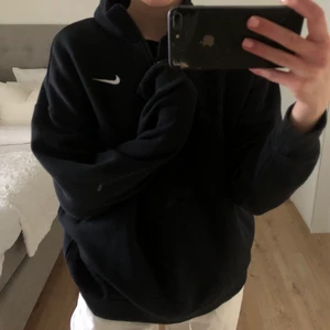 Nike sweatshirt  - En jätte fin sweatshirt från Nike i storlek s. Köptes för ca ett år sen men bara använd ett fåtal gånger. Nypris 600 men säljer för 300