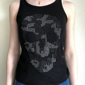 Linne - Snyggt linne med rhinestones i form av en dödskalle. Bra skick. Vet inte vart det kommer ifrån. Sitter bra på mig som är S.😊