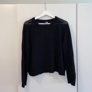 Svart tröja från HM - En svart, tunn tröja från HM. Välanvänd men i väldigt gott skick. 