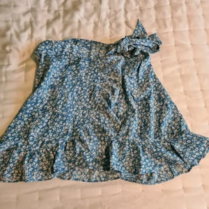 Kjol - Jättefin kjol från shein! Fint skick. Använd 3 gånger. Säljes pga att den är för liten. Hör av dig om du är intresserad eller har några frågor💗