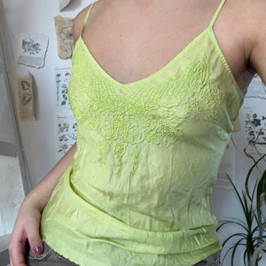 Grönt bohemiskt Linne  - Grönt bohemiskt linne i tunnare material, perfekt för sommaren! Visas på mig som brukar bära 38 i toppar. Banden är justerbara. Frakten kostar 26k extra. Pkagget är i defetfritt skick. 