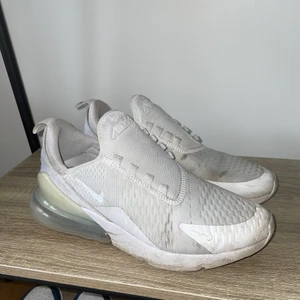 Vita Nike 270 sneakers - Vita Nike skor i 270 modellen, storlek 40 (25cm). Köpta 2019 lite smutsiga men tvättas lätt med tvål o vatten. Skosnören saknas men kan fixas också. Inga hål eller defekter