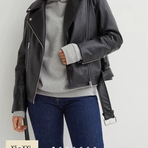 Skinnjacka - Super snygg skinnjacka från h&m , Aldrig använd, Frakt tillkommer . Skriv för fler bilder!!