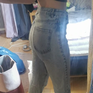 Mom Jeans gina tricot 36 - Supersnygga Jeans från gina tricot i strl 36 (small). Endast använda fåtal gånger så mycket fint skick ♥️♥️♥️