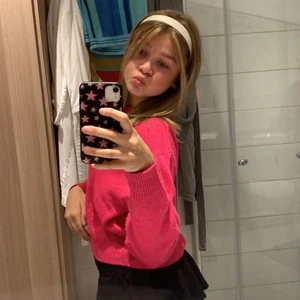 Tröja  - Säljer nu denna gamla favvisen, köper från hm för 200kr i höstas men är inte riktigt min stil längre. Passar så bra till sommaren och är allmänt snygg och elegant. Köparen står för frakten💞