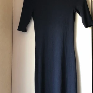 En lång klänning från gina - Klänning är använt men är i bra sikt. Medel via intrese och kolla gärna in i mina andra plag😊. 