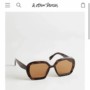 Squared sunglasses - Ett par URSNYGGA solglasögon som köptes på otherstories för en månad sedan, har inte användt dem eftersom jag har andra favoriter. Supersnygga o exakt som nya. Köpte dem för 290 och säljs nu för 160,  Köparen står för frakt🌸🌸🥰🥰🥰