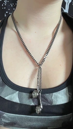 Halsband  - Häftigt halsband med hörlurar dekoration. Kedjan är lite svart/silver ish och hörlurarna är likadana <3