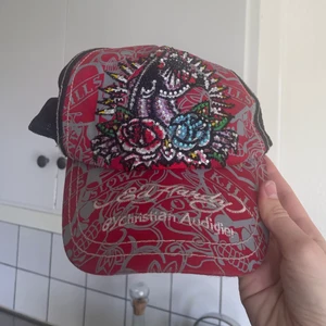Keps ed hardy - Ed Hardy kepa, röd/grå/svart baseboll keps med diamanter