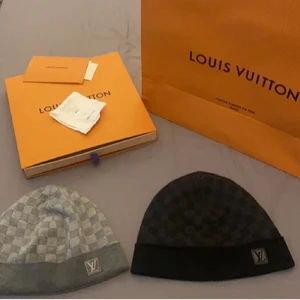 Louis Vuitton mössor (svart och grå) - Den gråa har kvitto, box och allt som medför när man köper i butik. Den är köpt precis på sommarens slut 2021 och har därför inga fel på sig, den ser helt enkelt ny ut. Priset på mössan börjar på 1900kr.                Den Svarta mössan är jag andra hand på och till den har jag inget kvitto tyvärr men jag erbjuder mig att mötas utanför Louis Vuitton butiken i Sthlm så att någon arbetare kan bekräfta att den är äkta. Mössan är lite sliten och därför är priset lägre så den går för 1300kr