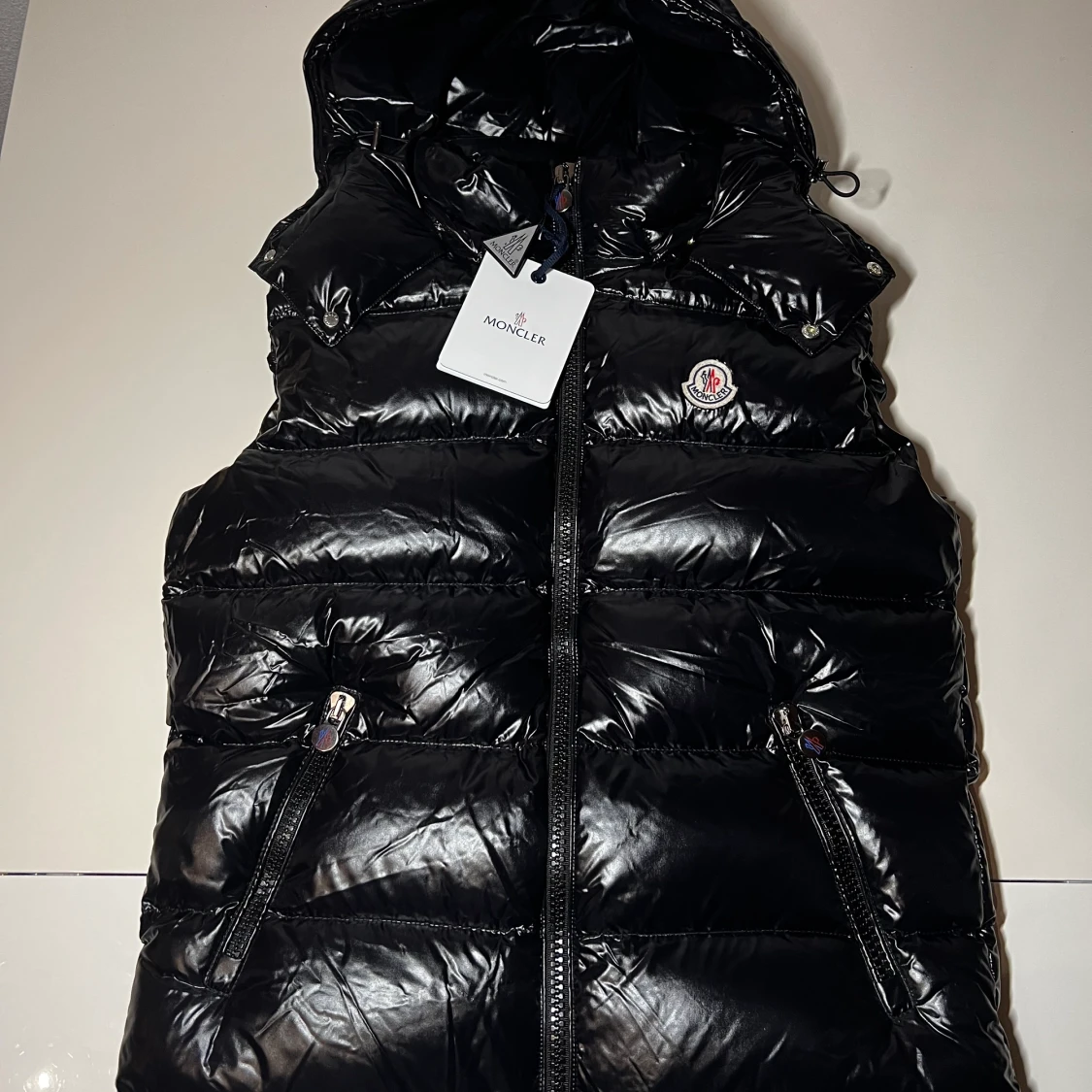 Moncler väst med huva 