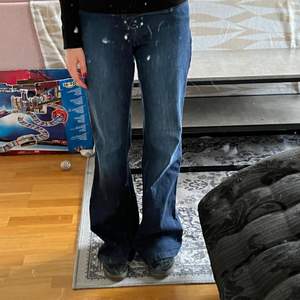 Super snygga flare jeans som jag köpte på Zalandos second hand webbshop, jag är 1,63 m och är baggy på mig. Perfekt skick, priset kan diskuteras,
