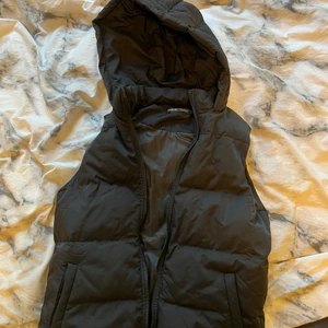 Svart väst - Storlek 36, oanvänd, fint och bra skick med luva och dragkedja och två fickor 